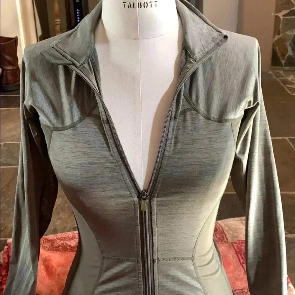 Lululemon catch me air jacket (RARE)